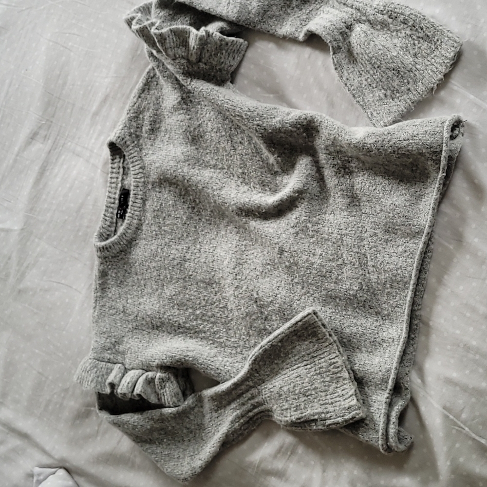 🔶️5 for $30🔶️ ROMEO + JULIET Ruffle and Bell Sleeve Sweater - Picture 3 of 5